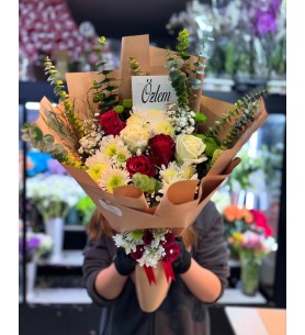 Lovely Blooms Kırmızı& Beyaz Gül Buketi